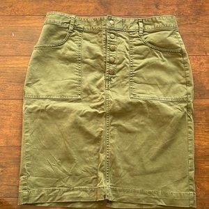 Banana Republic green skirt with snap fly and pockets (size 4)